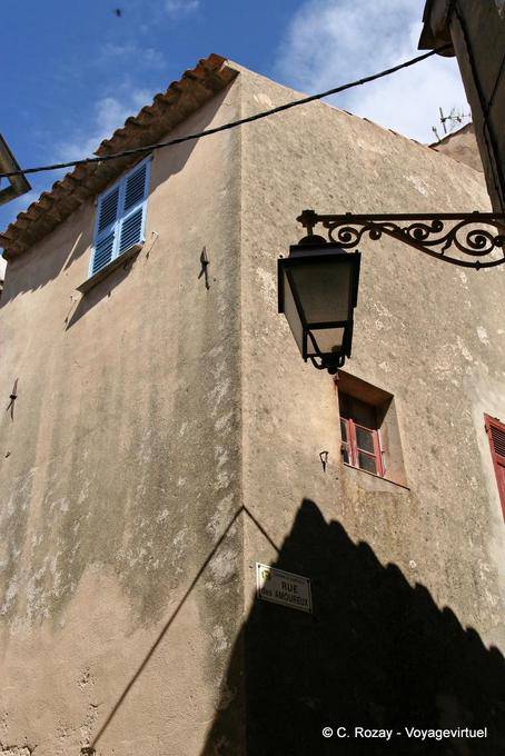 Ramatuelle, jeu d'ombre et de lumière rue des Amoureux, Provence, France