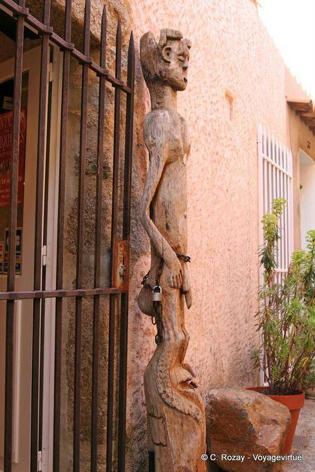 Ramatuelle, statue de bois devant l'entrée de la galerie Afrique, Provence, France