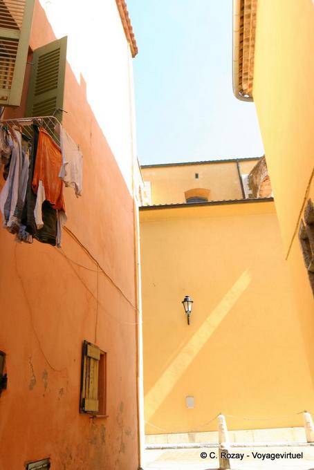 Saint-Tropez, couleurs chatoyantes des rues, Provence, France