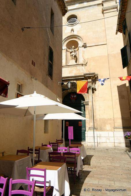 Saint-Tropez, vue sur la façade de Notre Dame de l'Assomption, Provence, France