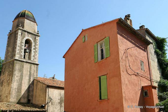 Saint-Tropez, maison orange et église de la Miséricorde, Provence, France