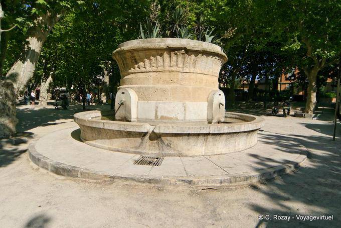 Saint-Tropez, fontaine antique dans un parc, Provence, France