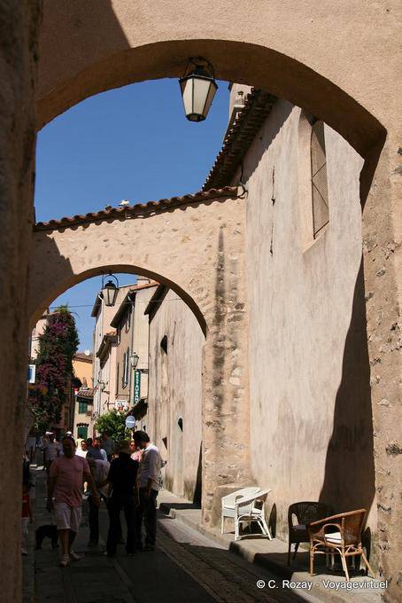 Saint-Tropez, arcades dans la rue de la Miséricorde, Provence, France