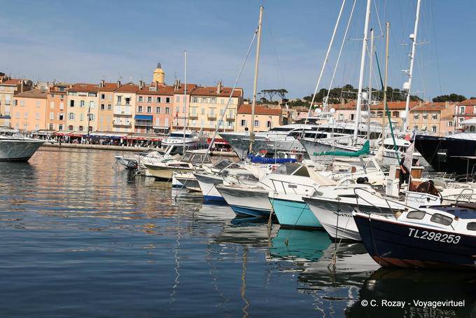 Saint-Tropez, vue sur le port et ses bateaux amarrés, Provence, France