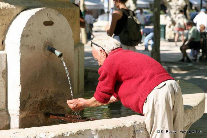 Saint-Tropez, rafraichissement à la fontaine, Provence, France