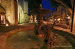 Fontaine vue de nuit dans une rue d'Avignon, France.