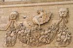 Sculptures sur la façade droite de l'Hôtel des Monnaies, Avignon, France.