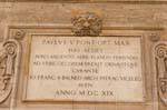 Avignon, Hôtel des Monnaies, plaque de marbre blanc avec inscription gravée en latin qui indique qu'il est dédié au pape Paul V, France.