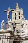Christ crucifié avec ange le regardant, statuaire au pied de Notre-Dame des Doms, Avignon, France.