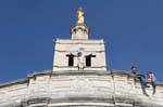 Vierge dorée au sommet de la flèche de la cathédrale Notre-Dame des Doms, Avignon, France.