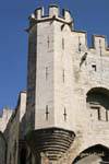 La Tour d'Angle en gros-plan avec ses gargouilles, Palais des Papes, Avignon, France.