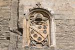 Les armoiries de Clément VI au-dessus de la porte des Champeaux, Palais des Papes, Avignon, France.