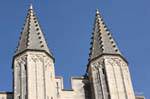 Détail du haut des tourelles de la façade principale du palais, Avignon, Palais des Papes, France.