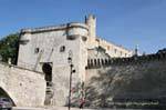 Fortifications et pont-levis à l'entrée de la ville, pont Saint-Benezet, Avignon, France.