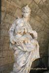 Vierge à l'enfant dans la chapelle inférieure, pont Saint-Benezet, Avignon, France.