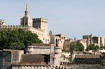 Forêt de créneaux sur le rocher des Doms, vue depuis le pont Saint-Benezet, Avignon, France.
