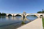 Les arches du pont d'Avignon, depuis le quai, France.