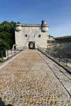 Petit pavage en galets du pont d'Avignon et tour du Châtelet, France.