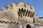 Haut de poterne dans les remparts d'Avignon, France.