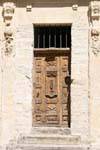 La porte et les sculptures de l'Eglise des Minimes en gros-plan, Avignon, France.