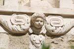 Angelot sculpté sur la façade de la Chapelle des Pénitents Blancs, Avignon, France.