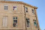 Trompe-l'oeil du mur de l'opéra-théâtre, représentation d'artistes célèbres, rues Corneille et Molière, Avignon, France.
