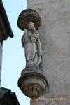 Statue de Vierge et enfant, angle rue de Mazan et place Crillon, Avignon, France.