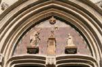 Fronton du portail de la Collégiale Saint-Agricol d'Avignon, France.