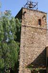 Vue sur une tour clocher médiévale Bormes-les-Mimosas, France.
