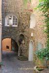Bormes-les-Mimosas, ruelle tortueuse, France.
