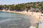 Premiers bains dans la Méditerranée au printemps, France.