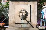 La Garde-Freinet, tête rigolote sur fontaine, France.