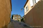 Gassin, rue Saint Laurent en pente, France.