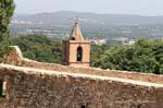 Grimaud, vue sur clocher depuis les remparts du château, France.