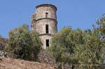 Grimaud, tour du château posée sur le rocher, France.