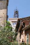 Grimaud, vue sur l'horloge du campanile, France.