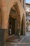 Grimaud, arcades de la rue des Templiers, France.