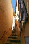 Ramatuelle, traboule à escalier, France.