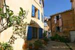 Ramatuelle, rue courbe et linge à la fenêtre, France.