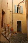 Ramatuelle, pots de terre dans l'angle d'une ruelle, France.