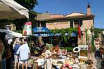 Ramatuelle, brocante face au café de l'Ormeau, France.