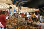 Ramatuelle, étals de produits locaux sur le marché, France.