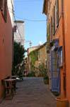 Ramatuelle, mini-terrasse dans une rue du village, France.