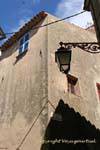 Ramatuelle, jeu d'ombre et de lumière rue des Amoureux, France.