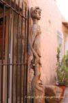 Ramatuelle, statue de bois devant l'entrée de la galerie Afrique, France.