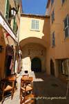 Saint-Tropez, pizzeria dans une impasse à l'architecture traditionnelle, France.