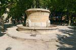 Saint-Tropez, fontaine antique dans un parc, France.