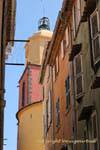 Vue en angle du clocher de Saint-Tropez, France.