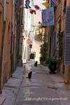 Saint-Tropez, ruelle des chats noirs, France.
