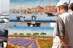 Saint-Tropez, exposition de peintures sur le port, France.
